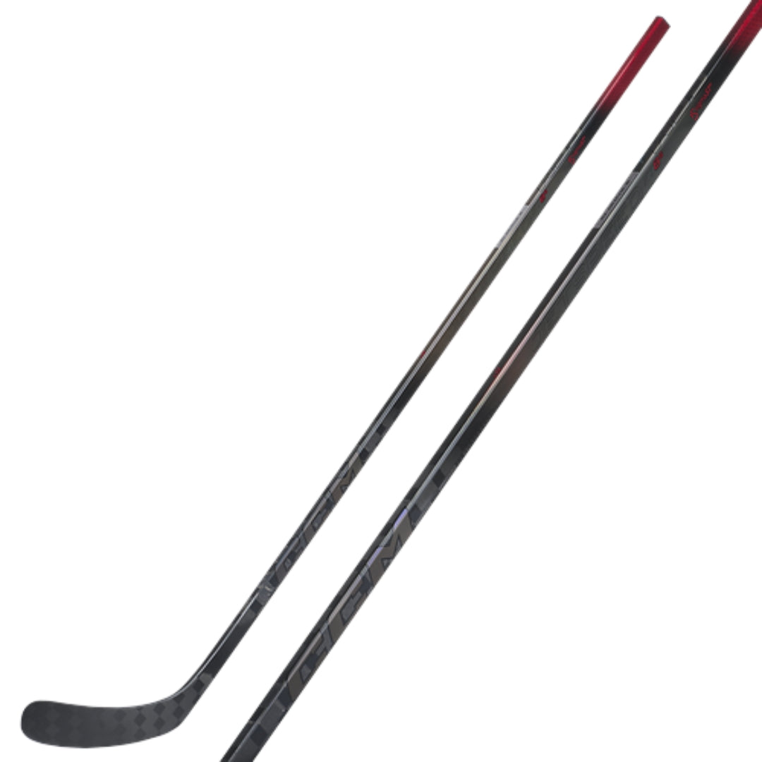 CCM JetSpeed FT8S INT on suorituskykyinen intermediate jääkiekkomaila pelaajalle, joka haluaa yhdistää nopean laukaisun, hyvän kiekontuntuman ja hallitun voimantuoton. Maila sopii nuorelle kilpapelaajalle, tavoitteelliselle harrastajalle ja pelaajalle, joka käyttää intermediate-kokoista komposiittimailaa.