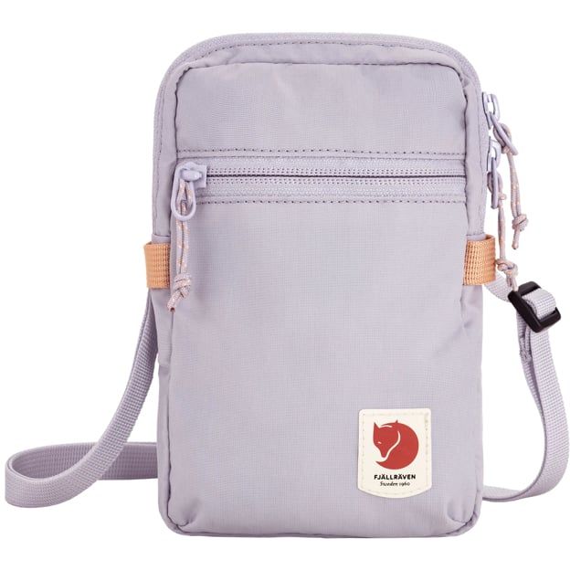 Pidä tärkeimmät tavarasi helposti saatavilla Fjällräven High Coast Pocket olkalaukulla. Tämä kevyt ja kompakti olkalaukku sopii erinomaisesti päivittäiseen käyttöön, kaupunkikävelyille ja matkustamiseen. Minimalistinen muotoilu, käytännölliset taskut ja säädettävä kantohihna tekevät siitä toimivan valinnan silloin, kun haluat ottaa mukaasi vain välttämättömät tavarat.