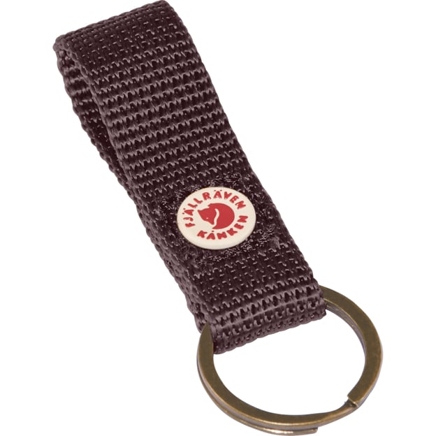 Tuo ikonisen Kånken tyylin osaksi arkea Fjällräven Kånken Keyring avaimenperällä. Tämä käytännöllinen ja tyylikäs avaimenperä on saanut inspiraationsa suositun Kånken repun yksityiskohdista. Se sopii avainten säilyttämiseen ja antaa samalla persoonallisen lisän laukkuun, reppuun tai avainnippuun.