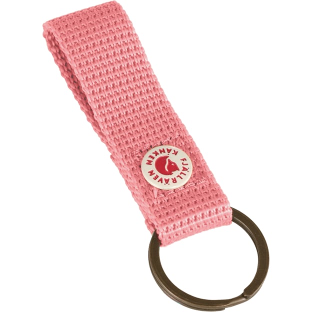 Tuo ikonisen Kånken tyylin osaksi arkea Fjällräven Kånken Keyring avaimenperällä. Tämä käytännöllinen ja tyylikäs avaimenperä on saanut inspiraationsa suositun Kånken repun yksityiskohdista. Se sopii avainten säilyttämiseen ja antaa samalla persoonallisen lisän laukkuun, reppuun tai avainnippuun.