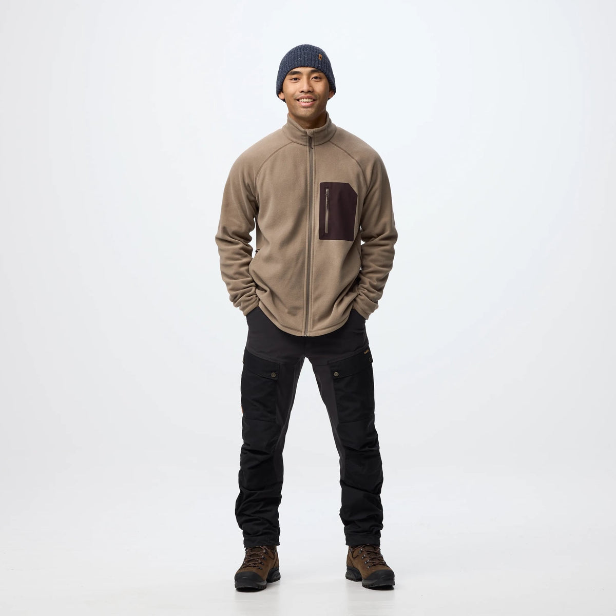 Fjällräven Kaipak Fleece M on kevyt ja lämmin miesten fleece, joka on suunniteltu retkeilyyn, vaellukseen ja aktiiviseen ulkoiluun. Kierrätetystä polyesteristä valmistettu Polartec fleece tarjoaa lämpöä ilman tarpeetonta paksuutta, joten Kaipak Fleece M toimii erinomaisesti välikerroksena erilaisissa sääolosuhteissa.
