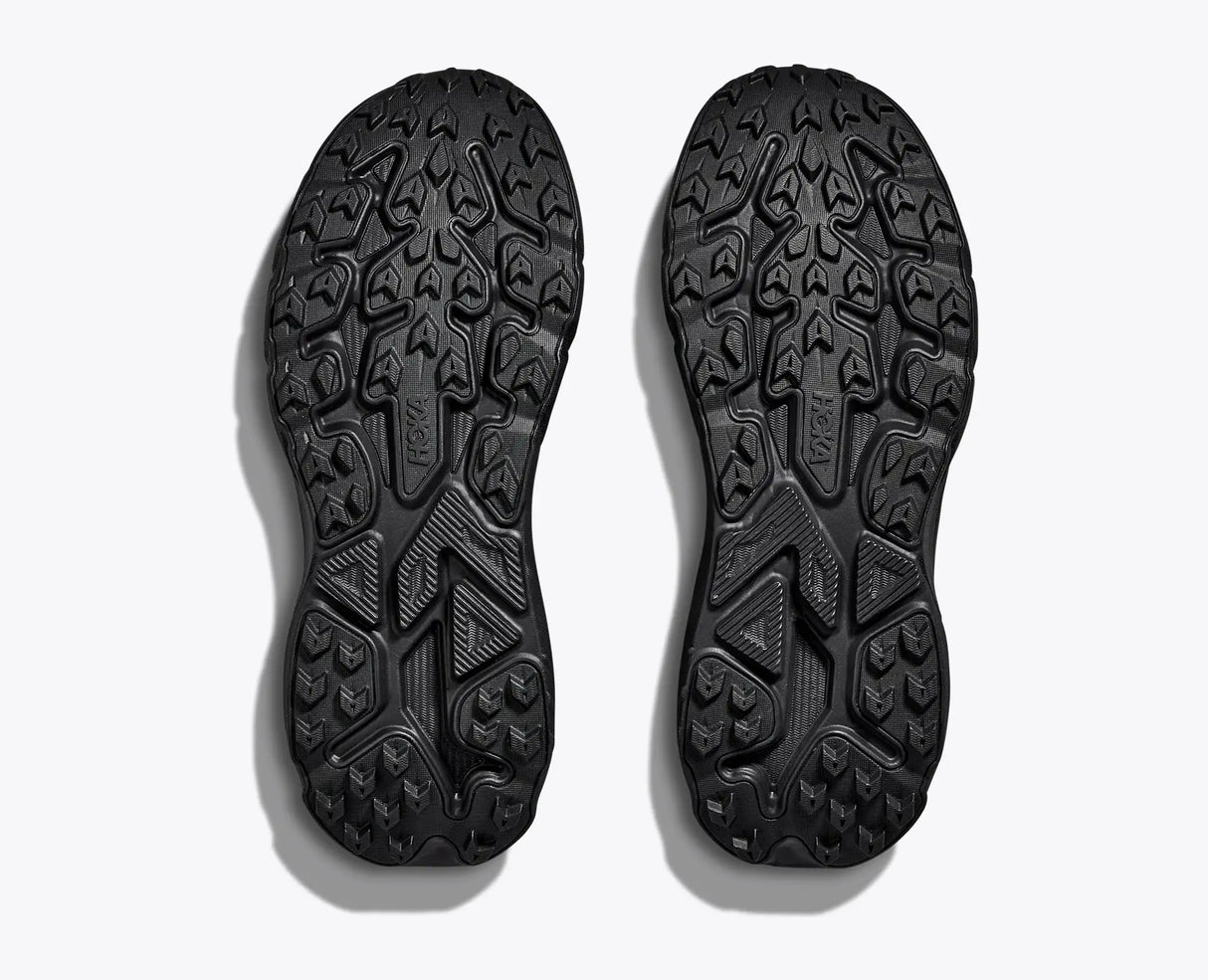 HOKA Challenger 8 GTX Wide miesten polkujuoksukengät on suunniteltu aktiiviseen ulkoiluun, polkujuoksuun ja kävelyyn silloin, kun reitti kulkee asfaltin, soran, metsän ja kosteiden maasto osuuksien välillä.