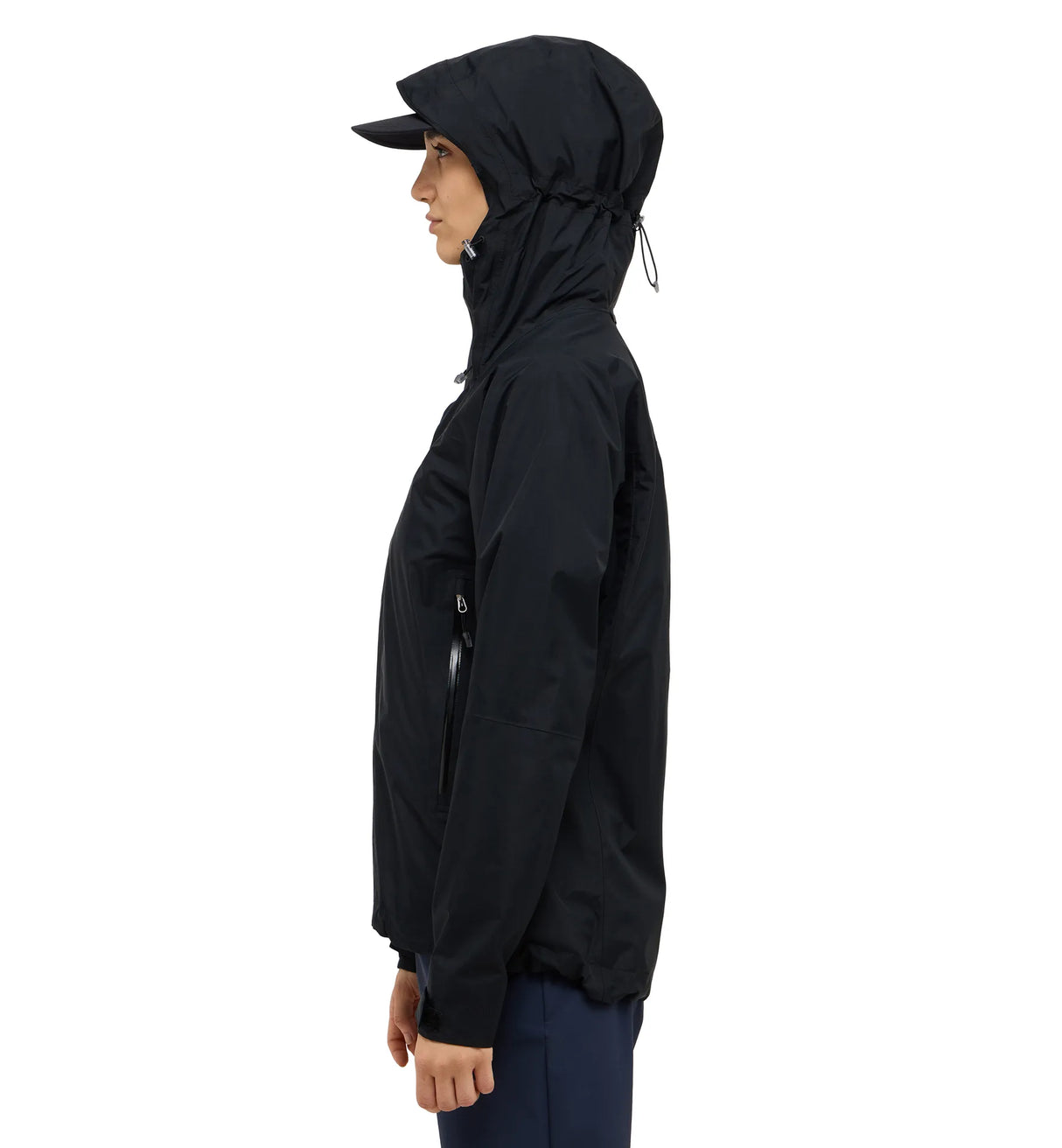 Haglöfs Astral GTX II Jacket Women on monipuolinen naisten kuoritakki, joka on suunniteltu vaellukseen, retkeilyyn ja ympärivuotiseen ulkoiluun vaihtelevissa sääolosuhteissa. Kaksikerroksinen GORE TEX ePE kalvorakenne tarjoaa luotettavan suojan sateelta ja tuulelta säilyttäen samalla hyvän hengittävyyden aktiivisessa liikkumisessa.