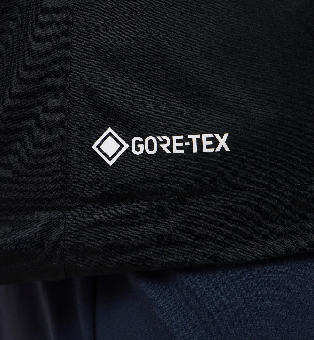 Haglöfs Astral GTX II Jacket Women on monipuolinen naisten kuoritakki, joka on suunniteltu vaellukseen, retkeilyyn ja ympärivuotiseen ulkoiluun vaihtelevissa sääolosuhteissa. Kaksikerroksinen GORE TEX ePE kalvorakenne tarjoaa luotettavan suojan sateelta ja tuulelta säilyttäen samalla hyvän hengittävyyden aktiivisessa liikkumisessa.