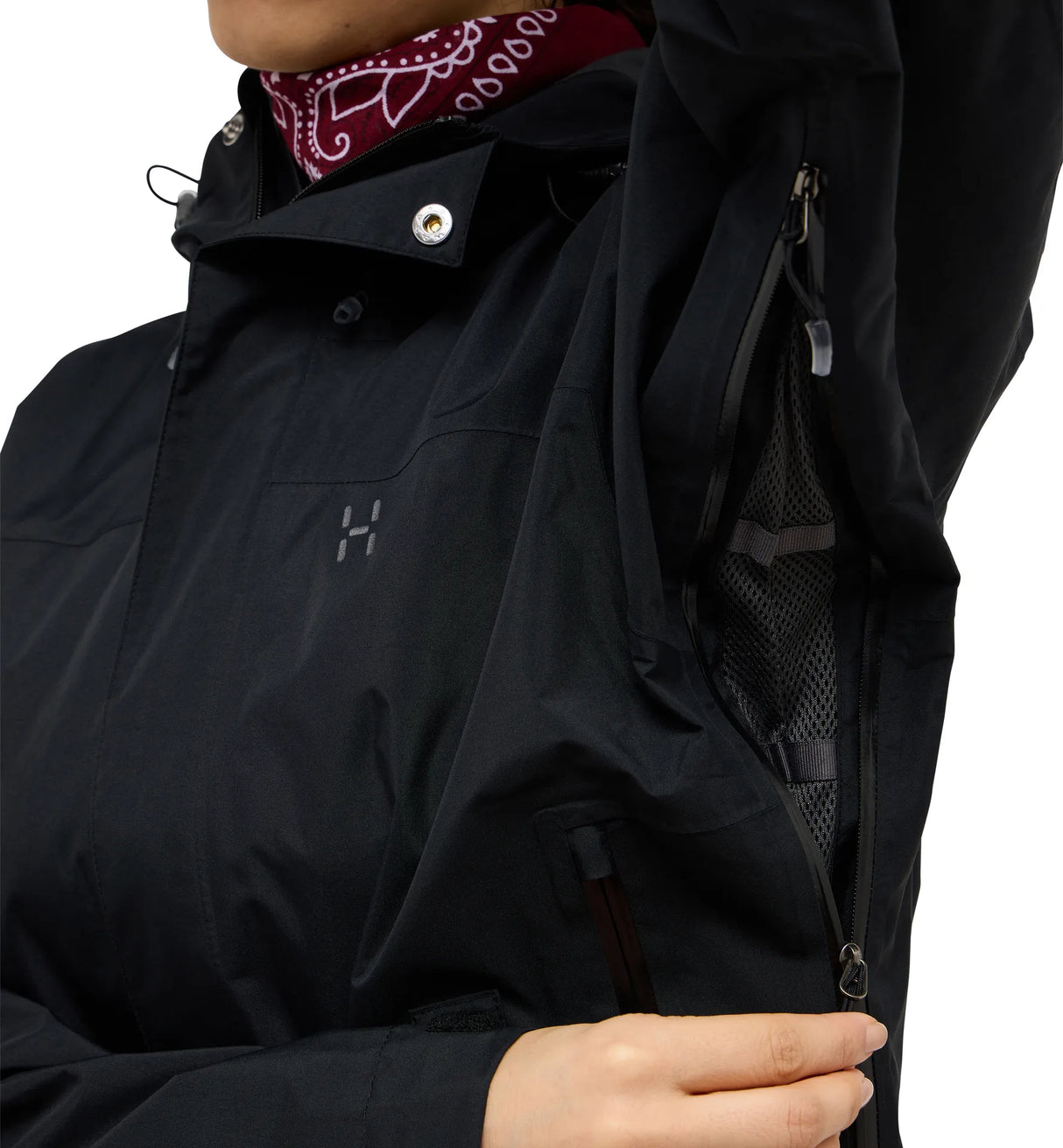 Haglöfs Astral GTX II Jacket Women on monipuolinen naisten kuoritakki, joka on suunniteltu vaellukseen, retkeilyyn ja ympärivuotiseen ulkoiluun vaihtelevissa sääolosuhteissa. Kaksikerroksinen GORE TEX ePE kalvorakenne tarjoaa luotettavan suojan sateelta ja tuulelta säilyttäen samalla hyvän hengittävyyden aktiivisessa liikkumisessa.