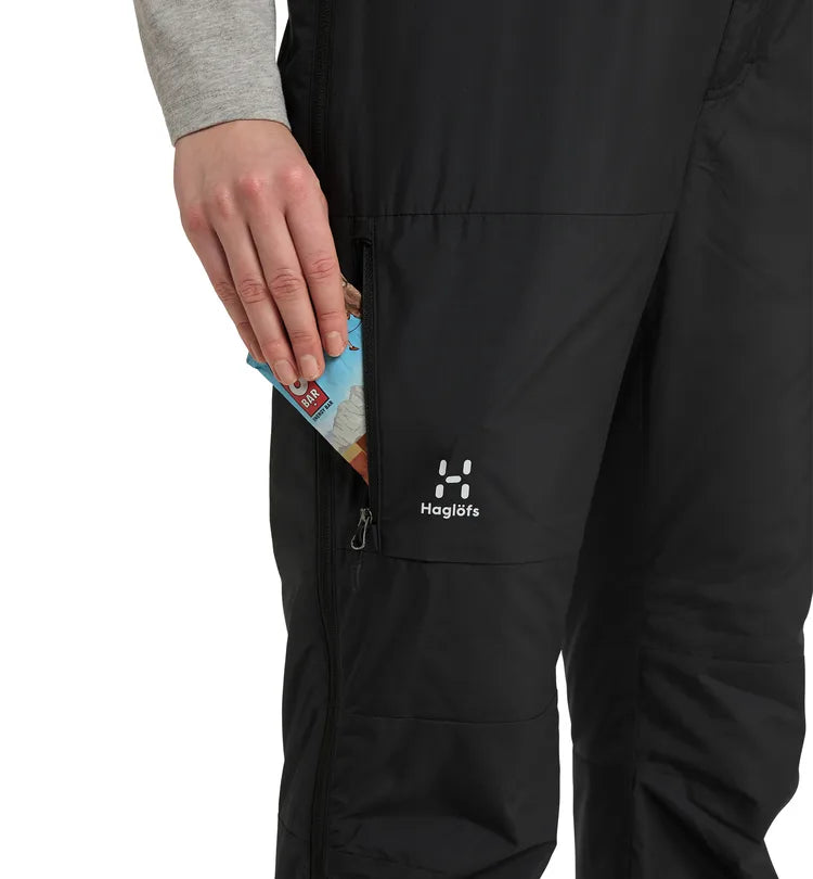 Haglöfs Mimic Silver Pant Women ovat kevyet ja lämpimät naisten toppahousut ulkoiluun, vaellukseen ja talviretkeilyyn. Ne on suunniteltu tilanteisiin, joissa tarvitaan lisälämpöä kylmällä säällä ilman raskasta ja kömpelöä rakennetta. Housut toimivat erinomaisesti esimerkiksi taukojen aikana, leirissä, hiihtoretkillä ja kylmissä vaellusolosuhteissa.