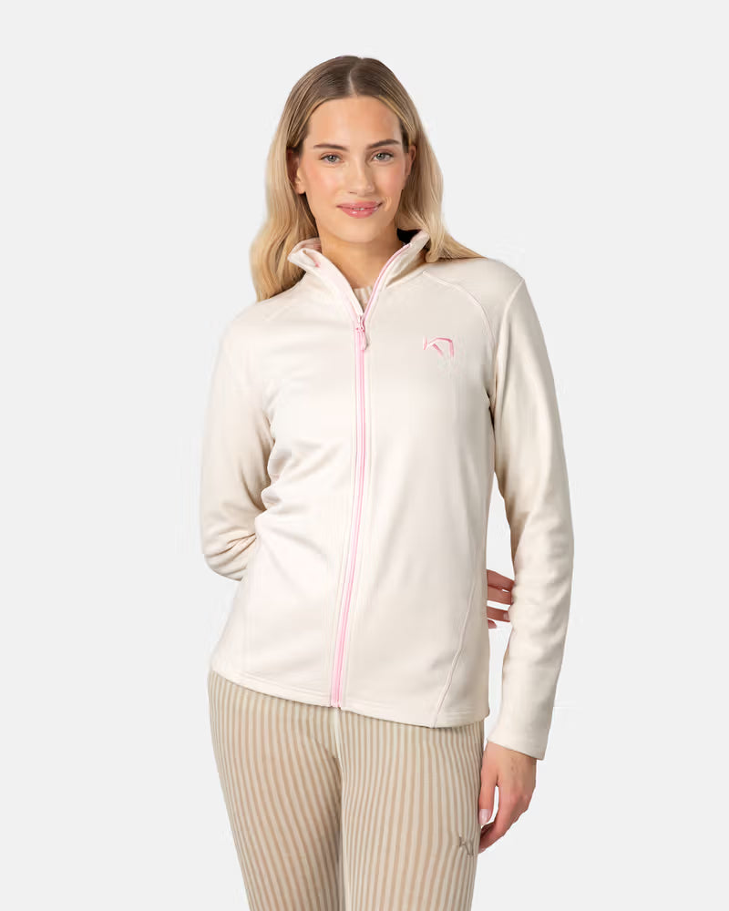 Kari Traa Kari F/Z Fleece on sporttinen ja monikäyttöinen naisten fleecetakki, joka toimii erinomaisesti lämmittävänä välikerroksena ulkoilussa, retkeilyssä ja vapaa-ajalla. Neljään suuntaan joustava fleece antaa liikkumisvapautta ja sopii aktiiviseen käyttöön, jossa vaatteelta vaaditaan mukavuutta ja joustavuutta.