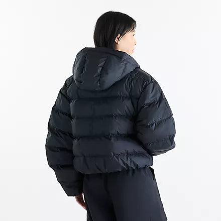New Balance Boston Puffer Jacket W – Naisten toppatakki Tyylikäs ja lämmin toppatakki viileisiin päiviin. New Balance Boston Puffer Jacket W yhdistää modernin kaupunkityylin ja miellyttävän lämmön.