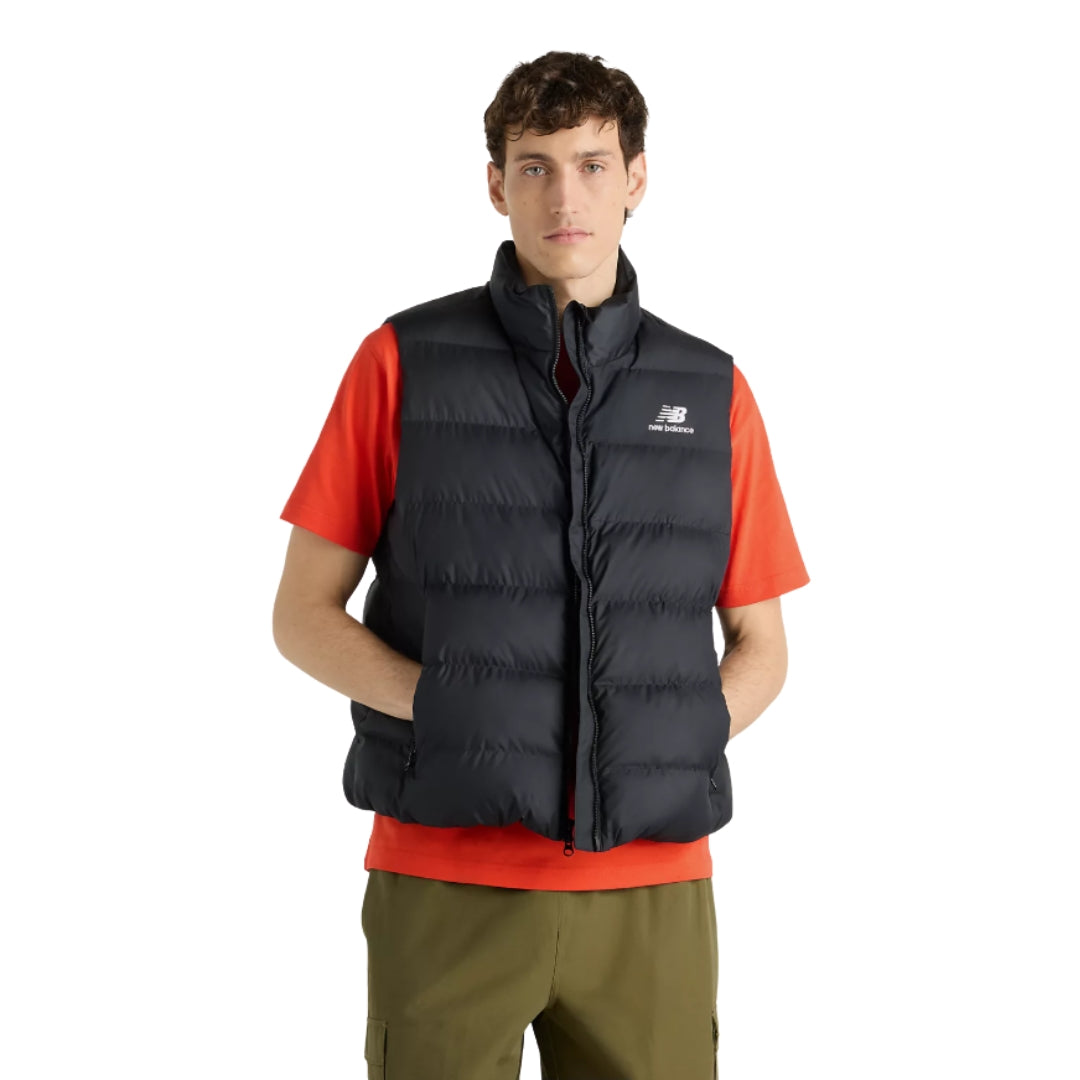 New Balance Boston Puffer Vest on tyylikäs ja monikäyttöinen miesten toppaliivi viileisiin päiviin. Musta New Balance toppaliivi on helppo yhdistää erilaisiin asuihin ja toimii erinomaisesti osana kerrospukeutumista.