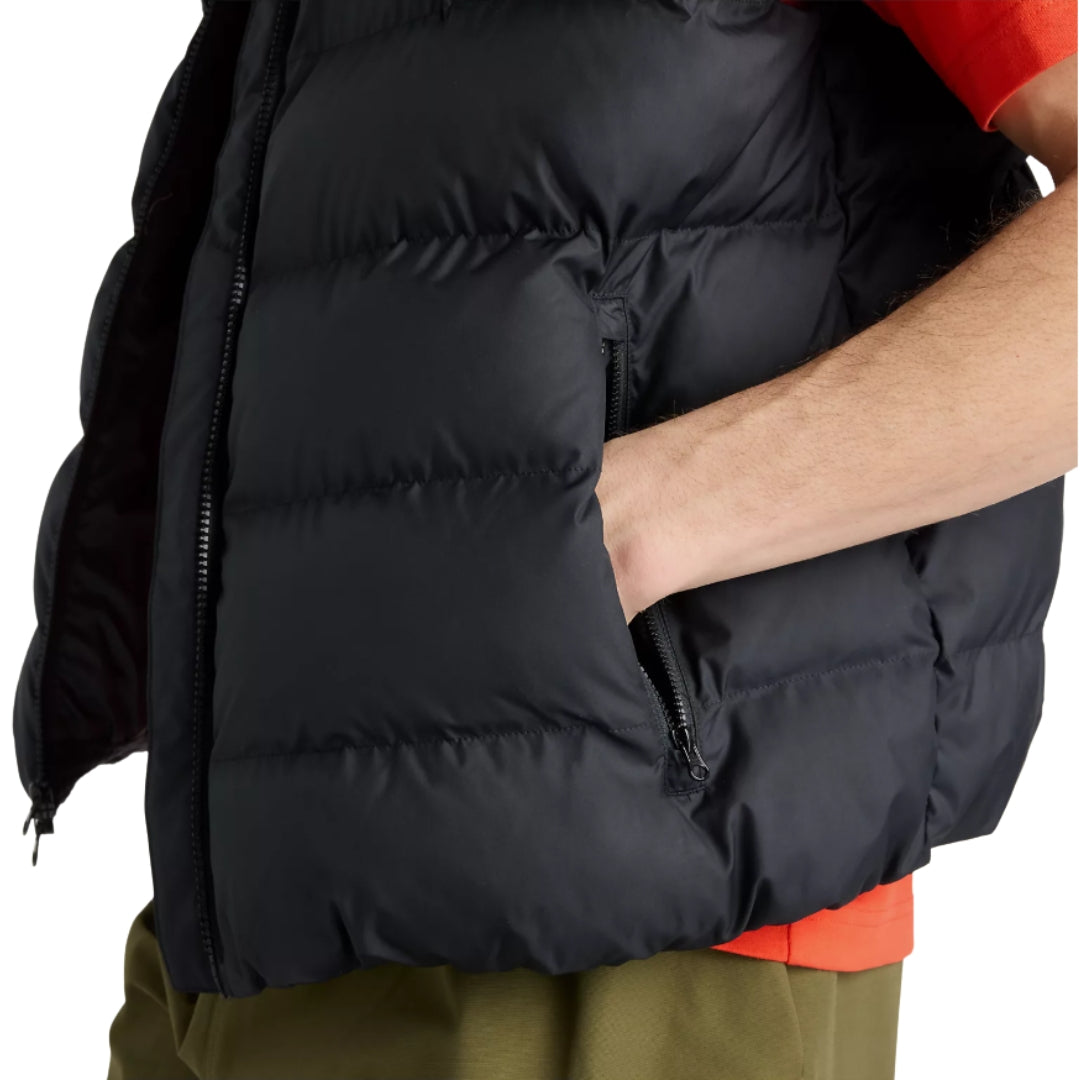 New Balance Boston Puffer Vest on tyylikäs ja monikäyttöinen miesten toppaliivi viileisiin päiviin. Musta New Balance toppaliivi on helppo yhdistää erilaisiin asuihin ja toimii erinomaisesti osana kerrospukeutumista.