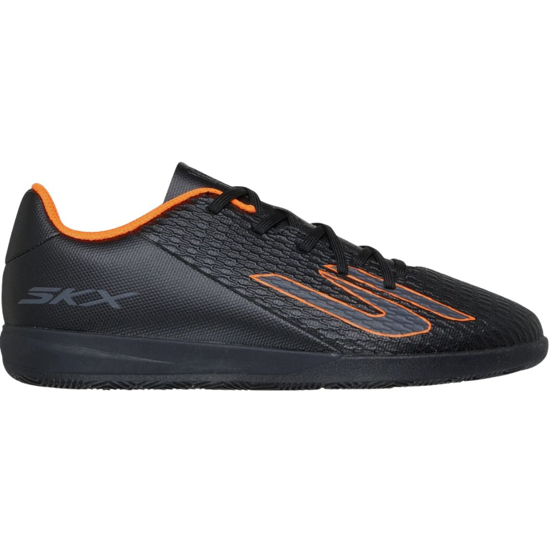 Skechers SKX 2 Jr Youth IC on kevyt ja ketterä lasten jalkapallokenkä, joka on suunniteltu erityisesti sisäpeleihin, futsaliin ja muille tasaisille koville pelialustoille. Kengässä yhdistyvät kevyt rakenne, tarkka pallokosketus ja monisuuntainen pito, joten se sopii junioripelaajalle, joka haluaa hallita palloa nopeasti ja liikkua kentällä vaivattomasti.
