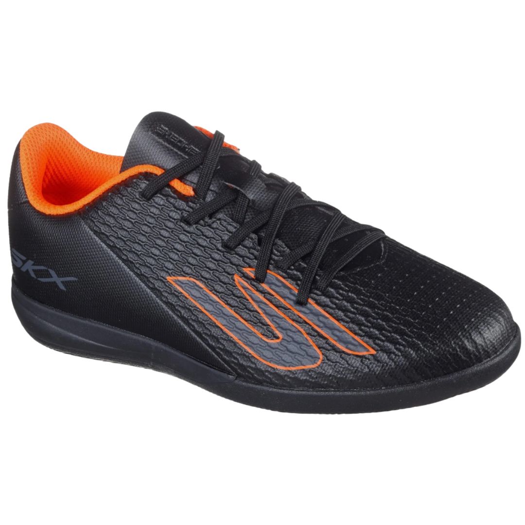 Skechers SKX 2 Jr Youth IC on kevyt ja ketterä lasten jalkapallokenkä, joka on suunniteltu erityisesti sisäpeleihin, futsaliin ja muille tasaisille koville pelialustoille. Kengässä yhdistyvät kevyt rakenne, tarkka pallokosketus ja monisuuntainen pito, joten se sopii junioripelaajalle, joka haluaa hallita palloa nopeasti ja liikkua kentällä vaivattomasti.