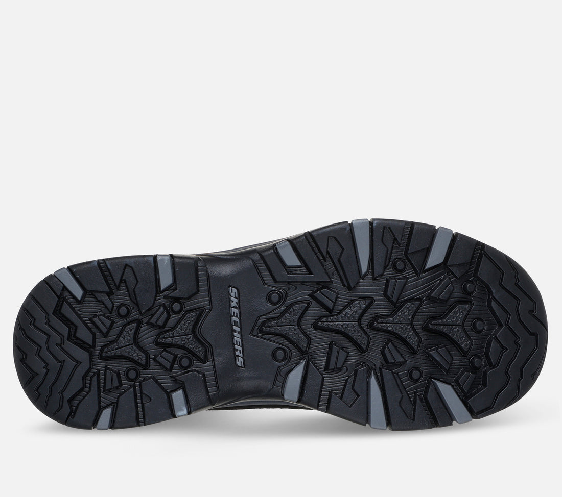 Skechers Hands Free Slip-ins Trego Snow Breeze Waterproof on naisten vedenpitävä talvikenkä, jossa yhdistyvät helppo jalkaan pukeminen, lämmin vuori ja tilava istuvuus. Musta mokkanahkapäällinen, pehmeä tekoturkiskaulus ja rennon sporttinen ulkonäkö tekevät kengästä käytännöllisen valinnan talven arkeen ja ulkoiluun.
