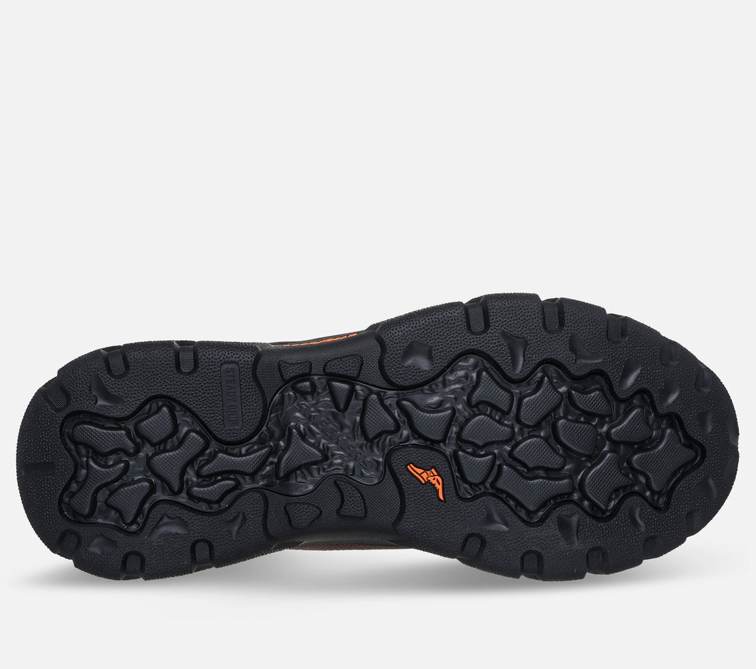 Skechers Slip Ins Waterproof Relaxed Fit Respected 2.0 Orson on miesten vedenpitävä kenkä, jossa yhdistyvät helppo puettavuus, tilava istuvuus, pehmeä käyttömukavuus ja luotettava pito vaihtelevissa sääolosuhteissa. Tämä Skechersin mid top mallinen kenkä sopii erinomaisesti syksyn ja talven arkikäyttöön, ulkoiluun sekä tilanteisiin, joissa kengältä vaaditaan suojaa kosteutta vastaan.