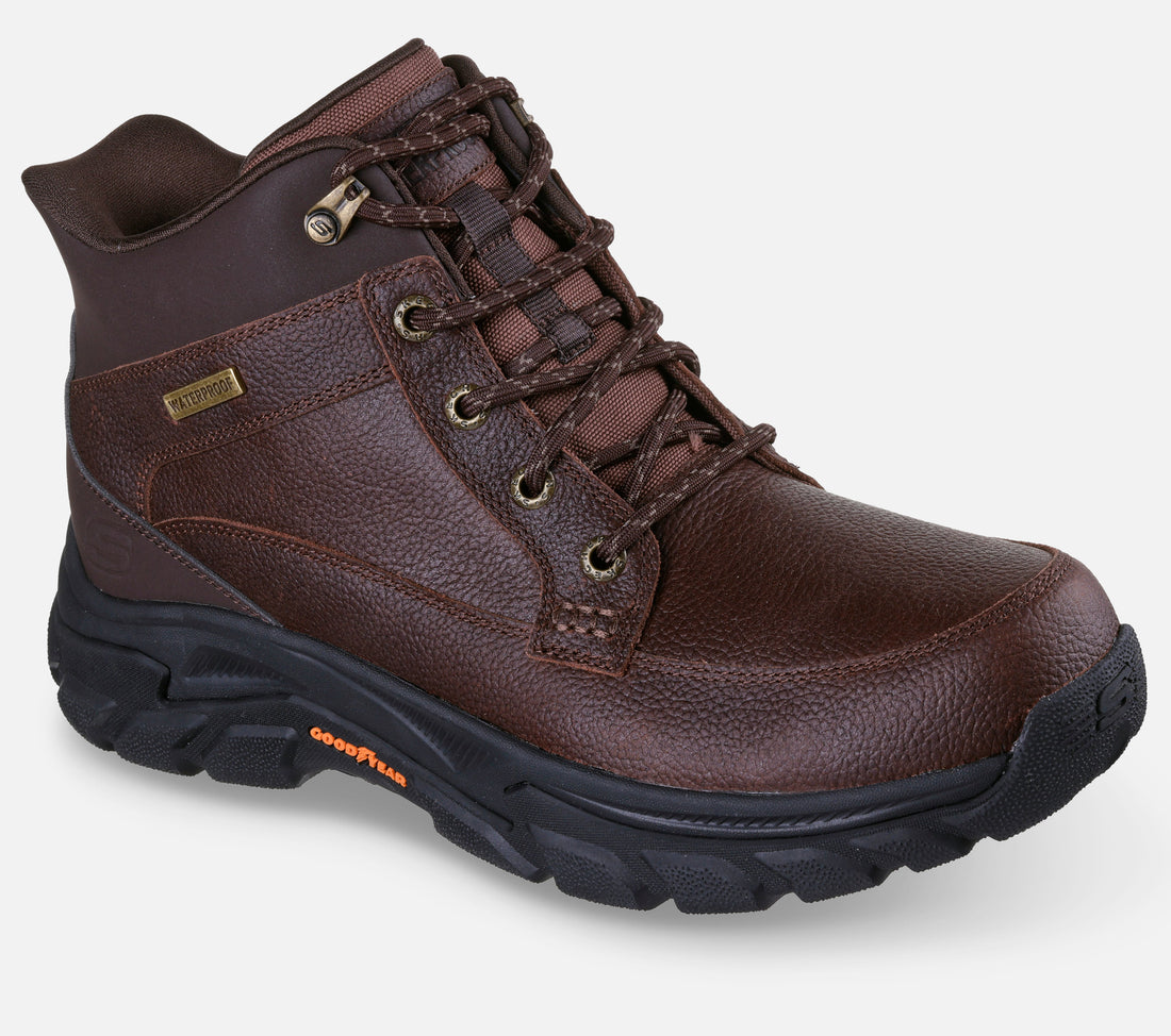 Skechers Slip Ins Waterproof Relaxed Fit Respected 2.0 Orson on miesten vedenpitävä kenkä, jossa yhdistyvät helppo puettavuus, tilava istuvuus, pehmeä käyttömukavuus ja luotettava pito vaihtelevissa sääolosuhteissa. Tämä Skechersin mid top mallinen kenkä sopii erinomaisesti syksyn ja talven arkikäyttöön, ulkoiluun sekä tilanteisiin, joissa kengältä vaaditaan suojaa kosteutta vastaan.