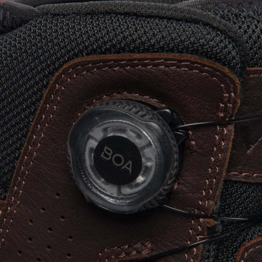 Hanki kilpailuetua Villrein PRO High GTX BOA -kengillä, jotka ovat metsästyssaappaiden seuraava kehitysaskel. Näissä yhdistyvät maksimaalinen tuki ja ensiluokkainen mukavuus. Korkeavartinen päällinen, joka on valmistettu kevyestä ja kestävästä kengurunnahasta, antaa nilkalle hyvän tuen, kun taas vedenpitävä GORE-TEX-kalvo suojaa jalkoja kosteudelta. Saappaissa on myös kaksiosainen BOA-kiinnitys, joka mahdollistaa täydellisen istuvuuden. EVA-välipohjan kaksoisrakenne tarjoaa ihanteellisen yhdistelmän iskunva