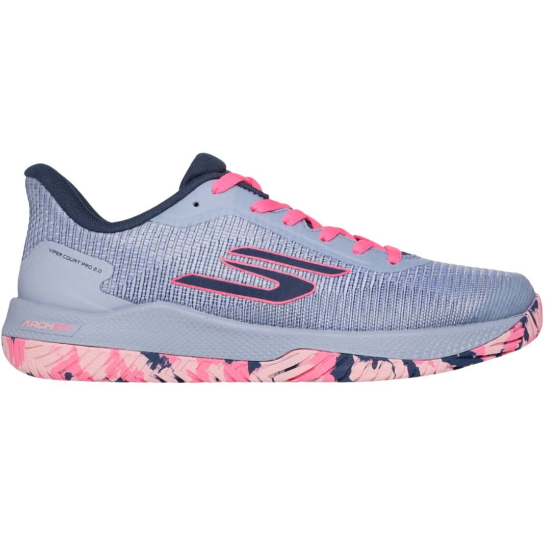 Skechers Viper Court Pro 2.0 on suorituskykyinen padelkenkä, tenniskengät ja pickleballkenkä, joka on suunniteltu erityisesti ulkokentillä tapahtuvaan nopeaan ja monipuoliseen liikkumiseen. Kengässä yhdistyvät tukeva rakenne, hengittävä päällinen ja tehokas vaimennus, joten se sopii pelaajalle, joka tarvitsee kentällä sekä vakautta että ketteryyttä.