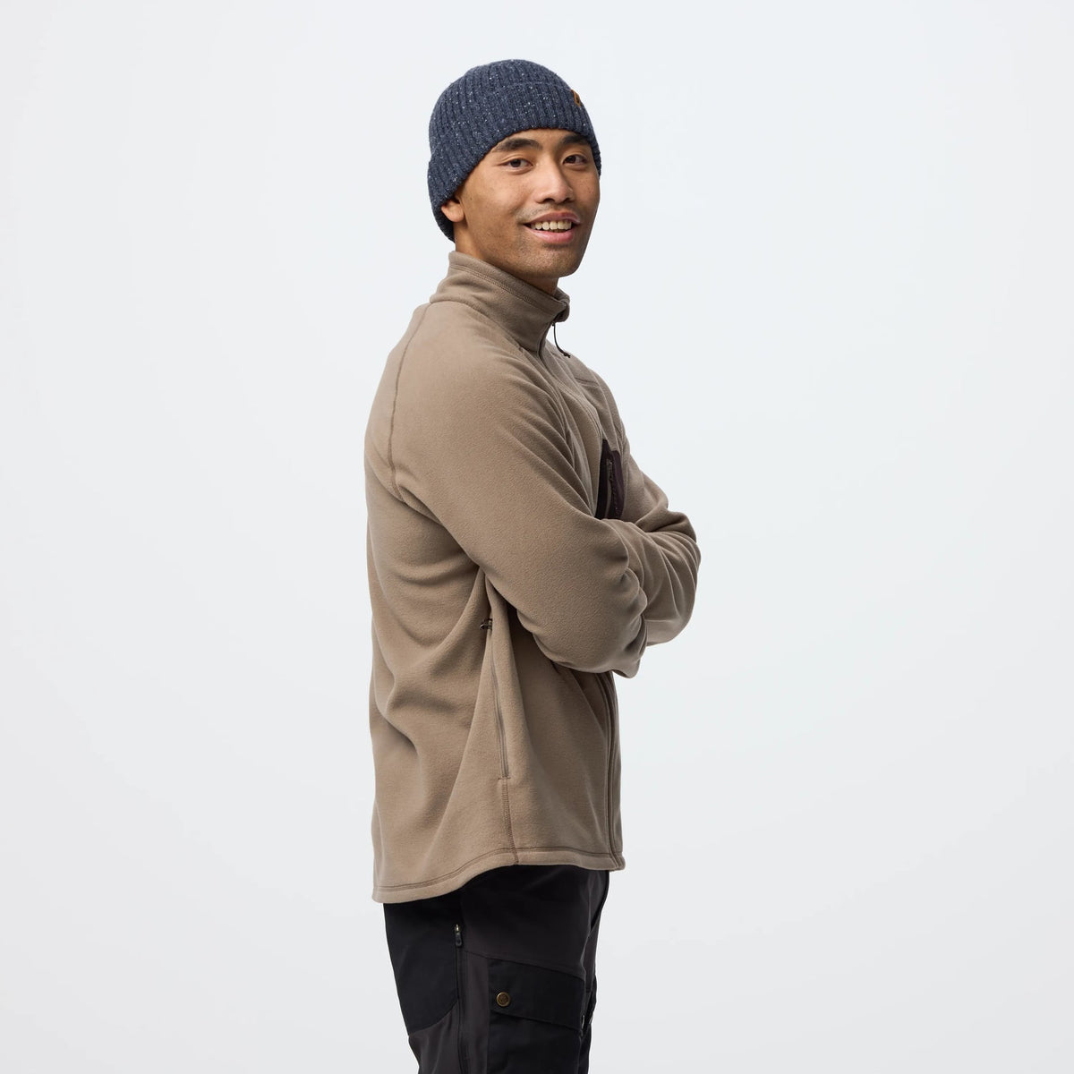 Fjällräven Kaipak Fleece M on kevyt ja lämmin miesten fleece, joka on suunniteltu retkeilyyn, vaellukseen ja aktiiviseen ulkoiluun. Kierrätetystä polyesteristä valmistettu Polartec fleece tarjoaa lämpöä ilman tarpeetonta paksuutta, joten Kaipak Fleece M toimii erinomaisesti välikerroksena erilaisissa sääolosuhteissa.