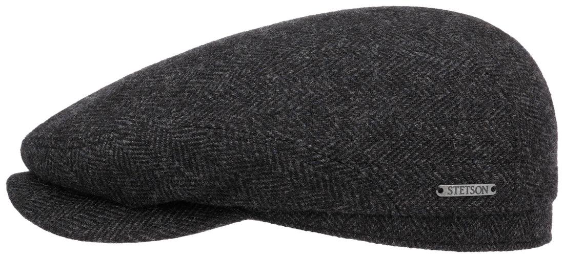 Stetson Driver Cap Wool Herringbone 311 on ajaton villainen flat cap lippalakki, jossa yhdistyvät laadukas villakangas, klassinen kalanruotokuvio ja huoliteltu muotoilu. Antrasiitinharmaa sävy sopii helposti yhteen niin rentojen arkivaatteiden kuin siistimmän pukeutumisen kanssa