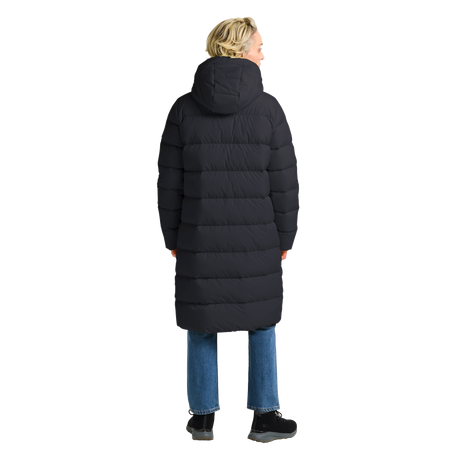 Jack Wolfskin Frozen Palace Coat W RDS on naisten pitkä ja lämmin untuvatakki kylmiin talvipäiviin. Takissa yhdistyvät kevyt 700 cuin ankanuntuvatäyte, tuulenpitävä ja vettähylkivä TEXASHIELD-päällismateriaali sekä käytännölliset säädettävät yksityiskohdat. Hieman pidempi mitoitus suojaa hyvin kylmältä ja tekee takista erinomaisen valinnan talven ulkoiluun, kaupungille ja jokapäiväiseen käyttöön.