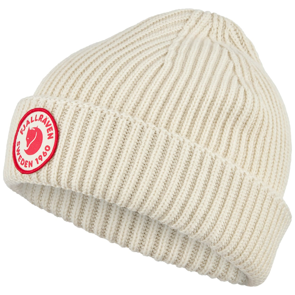 Fjällräven 1960 Lite Logo Hat on pehmeä ja lämmin unisex-pipo jokapäiväiseen ulkoiluun, retkeilyyn ja vapaa-aikaan. Ribbipipo on valmistettu jäljitettävän villan ja luomupuuvillan miellyttävästä sekoitteesta, joka tarjoaa lämpöä ja auttaa siirtämään kosteutta pois iholta. Kevyen rakenteensa ansiosta pipo sopii erinomaisesti käytettäväksi erityisesti syksyllä ja keväällä sekä viileinä kesäpäivinä.