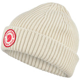 Fjällräven 1960 Lite Logo Hat on pehmeä ja lämmin unisex-pipo jokapäiväiseen ulkoiluun, retkeilyyn ja vapaa-aikaan. Ribbipipo on valmistettu jäljitettävän villan ja luomupuuvillan miellyttävästä sekoitteesta, joka tarjoaa lämpöä ja auttaa siirtämään kosteutta pois iholta. Kevyen rakenteensa ansiosta pipo sopii erinomaisesti käytettäväksi erityisesti syksyllä ja keväällä sekä viileinä kesäpäivinä.
