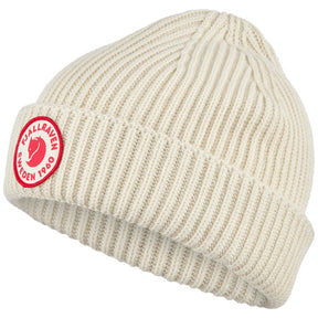 Fjällräven 1960 Lite Logo Hat on pehmeä ja lämmin unisex-pipo jokapäiväiseen ulkoiluun, retkeilyyn ja vapaa-aikaan. Ribbipipo on valmistettu jäljitettävän villan ja luomupuuvillan miellyttävästä sekoitteesta, joka tarjoaa lämpöä ja auttaa siirtämään kosteutta pois iholta. Kevyen rakenteensa ansiosta pipo sopii erinomaisesti käytettäväksi erityisesti syksyllä ja keväällä sekä viileinä kesäpäivinä.