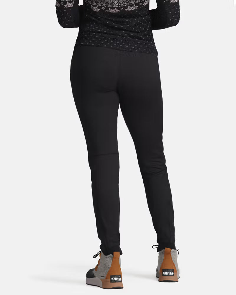 Kari Traa Tirill Thermal Pants ovat lämpimät ja monipuoliset naisten ulkoiluhousut viileisiin ja vaihteleviin sääolosuhteisiin. Housut sopivat erityisesti retkeilyyn, vaellukseen ja aktiiviseen ulkoiluun, kun tarvitaan suojaa tuulelta ja kosteudelta sekä hyvää liikkumisen vapautta.