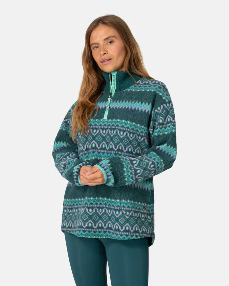Kari Traa Ruthie Midlayer Half Zip on pehmeä, lämmin ja tyylikäs naisten fleecepaita, joka sopii niin ulkoiluun, retkeilyyn ja talven aktiviteetteihin kuin rentoon arkikäyttöön. Peacock-värinen Ruthie Midlayer yhdistää erittäin pehmeän pile-fleecen, rennon istuvuuden ja näyttävän pohjoismaisesta luonnosta inspiroituneen kuosin.