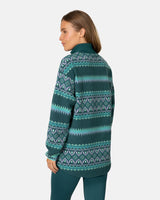 Kari Traa Ruthie Midlayer Half Zip on pehmeä, lämmin ja tyylikäs naisten fleecepaita, joka sopii niin ulkoiluun, retkeilyyn ja talven aktiviteetteihin kuin rentoon arkikäyttöön. Peacock-värinen Ruthie Midlayer yhdistää erittäin pehmeän pile-fleecen, rennon istuvuuden ja näyttävän pohjoismaisesta luonnosta inspiroituneen kuosin.