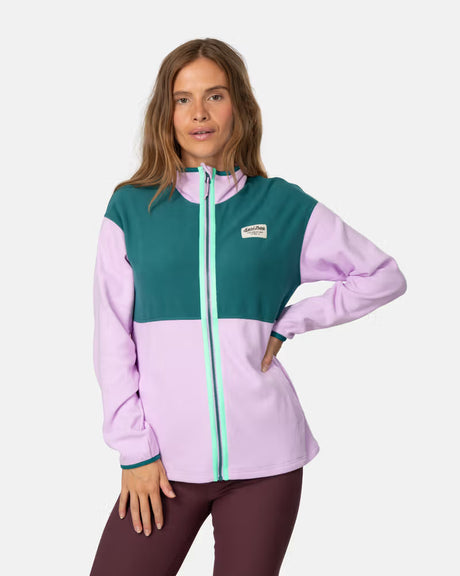 Kari Traa Gracie Midlayer on naisten pehmeä mikrofleece, joka toimii erinomaisesti lämmittävänä välikerroksena ulkoilussa, retkeilyssä ja aktiivisessa vapaa-ajassa. Monikäyttöinen fleece sopii yhtä hyvin vuoristoseikkailuihin kuin kaupungille ja arkeen.