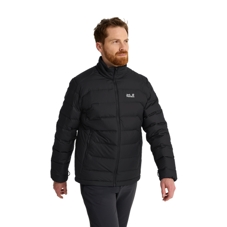 Jack Wolfskin Wild Pass Down JKT M RDS on kevyt ja lämmin miesten untuvatakki vaihteleviin sääolosuhteisiin. Takissa yhdistyvät 700 cuin RDS-sertifioitu ankanuntuvatäyte, tuulenpitävä ja vettähylkivä TEXASHIELD PRO -ulkopinta sekä monipuolinen 3-in-1-yhteensopivuus. Kevyt rakenne tarjoaa tehokkaasti lämpöä ilman tarpeetonta painoa, joten takki sopii retkeilyyn, ulkoiluun, matkalle ja jokapäiväiseen talvikäyttöön.