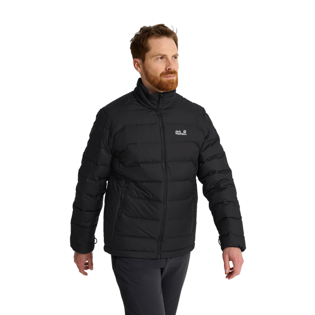 Jack Wolfskin Wild Pass Down JKT M RDS on kevyt ja lämmin miesten untuvatakki vaihteleviin sääolosuhteisiin. Takissa yhdistyvät 700 cuin RDS-sertifioitu ankanuntuvatäyte, tuulenpitävä ja vettähylkivä TEXASHIELD PRO -ulkopinta sekä monipuolinen 3-in-1-yhteensopivuus. Kevyt rakenne tarjoaa tehokkaasti lämpöä ilman tarpeetonta painoa, joten takki sopii retkeilyyn, ulkoiluun, matkalle ja jokapäiväiseen talvikäyttöön.