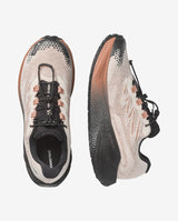 Salomon AERO BLAZE 4 GRVL GORE-TEX on vedenpitävä ja monipuolinen juoksukenkä maantielle ja sorateille. GORE-TEX-kalvo pitää jalat kuivina, Gravel Contagrip® tarjoaa varmaa pitoa vaihtelevilla alustoilla ja optiFOAM²-välipohja tuo pehmeän, dynaamisen juoksutuntuman. Kevyt 239 g rakenne, quickLACE™ neo -nauhoitus ja 8 mm droppi tekevät kengästä erinomaisen vaihtoehdon päivittäiseen harjoitteluun myös märissä olosuhteissa.
