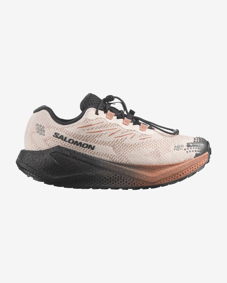 Salomon AERO BLAZE 4 GRVL GORE-TEX on vedenpitävä ja monipuolinen juoksukenkä maantielle ja sorateille. GORE-TEX-kalvo pitää jalat kuivina, Gravel Contagrip® tarjoaa varmaa pitoa vaihtelevilla alustoilla ja optiFOAM²-välipohja tuo pehmeän, dynaamisen juoksutuntuman. Kevyt 239 g rakenne, quickLACE™ neo -nauhoitus ja 8 mm droppi tekevät kengästä erinomaisen vaihtoehdon päivittäiseen harjoitteluun myös märissä olosuhteissa.