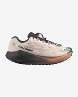 Salomon AERO BLAZE 4 GRVL GORE-TEX on vedenpitävä ja monipuolinen juoksukenkä maantielle ja sorateille. GORE-TEX-kalvo pitää jalat kuivina, Gravel Contagrip® tarjoaa varmaa pitoa vaihtelevilla alustoilla ja optiFOAM²-välipohja tuo pehmeän, dynaamisen juoksutuntuman. Kevyt 239 g rakenne, quickLACE™ neo -nauhoitus ja 8 mm droppi tekevät kengästä erinomaisen vaihtoehdon päivittäiseen harjoitteluun myös märissä olosuhteissa.