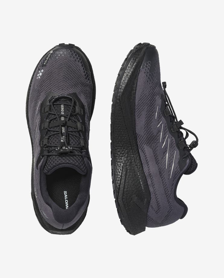 vedenpitävä ja monipuolinen juoksukenkä maantielle ja sorateille. GORE-TEX-kalvo pitää jalat kuivina, Gravel Contagrip® tarjoaa varmaa pitoa vaihtelevilla alustoilla ja optiFOAM²-välipohja tuo pehmeän, dynaamisen juoksutuntuman. Kevyt 239 g rakenne, quickLACE™ neo -nauhoitus ja 8 mm droppi tekevät kengästä erinomaisen vaihtoehdon päivittäiseen harjoitteluun myös märissä olosuhteissa.