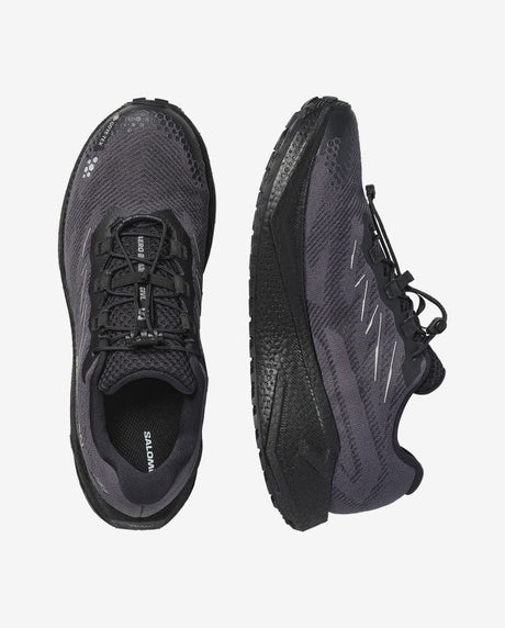 vedenpitävä ja monipuolinen juoksukenkä maantielle ja sorateille. GORE-TEX-kalvo pitää jalat kuivina, Gravel Contagrip® tarjoaa varmaa pitoa vaihtelevilla alustoilla ja optiFOAM²-välipohja tuo pehmeän, dynaamisen juoksutuntuman. Kevyt 239 g rakenne, quickLACE™ neo -nauhoitus ja 8 mm droppi tekevät kengästä erinomaisen vaihtoehdon päivittäiseen harjoitteluun myös märissä olosuhteissa.