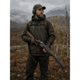 Alaska Active Hunter Mens Rain Jacket on kevyt ja helposti mukana kulkeva metsästyssadetakki, joka tarjoaa luotettavan suojan sateelta ja tuulelta silloin, kun sää muuttuu kesken metsästyspäivän. Vain noin 360 gramman painoisena takki kulkee vaivattomasti repussa ja on helppo ottaa käyttöön juuri silloin, kun sitä tarvitaan.