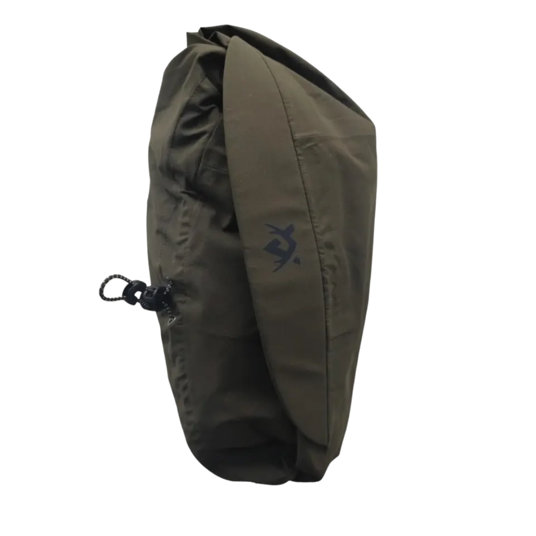 Alaska Active Hunter Mens Rain Jacket on kevyt ja helposti mukana kulkeva metsästyssadetakki, joka tarjoaa luotettavan suojan sateelta ja tuulelta silloin, kun sää muuttuu kesken metsästyspäivän. Vain noin 360 gramman painoisena takki kulkee vaivattomasti repussa ja on helppo ottaa käyttöön juuri silloin, kun sitä tarvitaan.