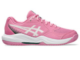 ASICS GEL-DEDICATE 9 GS on lapsille ja nuorille suunniteltu sisäpelikenkä, joka yhdistää hyvän vaimennuksen, vakauden ja mukavan istuvuuden. Kenkä on suunniteltu erityisesti nuorten tennispelaajien tarpeisiin ja sopii erinomaisesti nopeisiin liikkeisiin sekä suunnanmuutoksiin tenniskentällä.