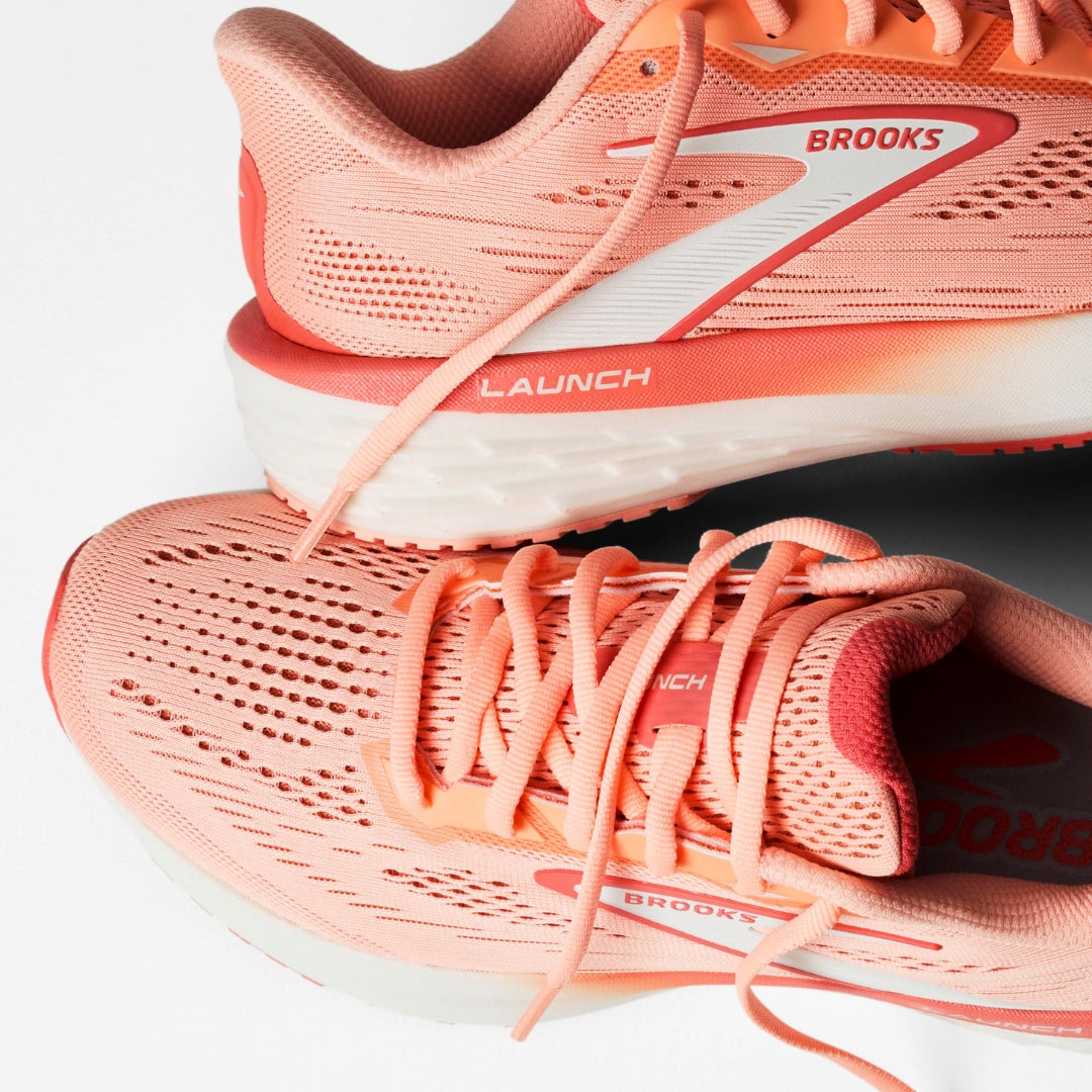 Brooks Launch 12 naisten juoksukengät ovat täydellinen valinta juoksijalle, joka etsii kevyttä, nopeaa ja monipuolista kenkää päivittäiseen harjoitteluun. Tämä suosittu malli yhdistää hengittävän rakenteen ja kimmoisan vaimennuksen, jotka tekevät jokaisesta askeleesta tehokkaan ja miellyttävän.