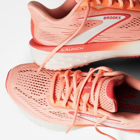 Brooks Launch 12 naisten juoksukengät ovat täydellinen valinta juoksijalle, joka etsii kevyttä, nopeaa ja monipuolista kenkää päivittäiseen harjoitteluun. Tämä suosittu malli yhdistää hengittävän rakenteen ja kimmoisan vaimennuksen, jotka tekevät jokaisesta askeleesta tehokkaan ja miellyttävän.