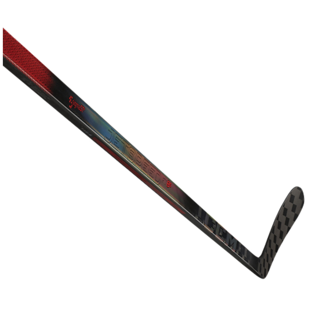 CCM JetSpeed FT8S INT on suorituskykyinen intermediate jääkiekkomaila pelaajalle, joka haluaa yhdistää nopean laukaisun, hyvän kiekontuntuman ja hallitun voimantuoton. Maila sopii nuorelle kilpapelaajalle, tavoitteelliselle harrastajalle ja pelaajalle, joka käyttää intermediate-kokoista komposiittimailaa.