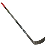 CCM JetSpeed FT8S INT on suorituskykyinen intermediate jääkiekkomaila pelaajalle, joka haluaa yhdistää nopean laukaisun, hyvän kiekontuntuman ja hallitun voimantuoton. Maila sopii nuorelle kilpapelaajalle, tavoitteelliselle harrastajalle ja pelaajalle, joka käyttää intermediate-kokoista komposiittimailaa.