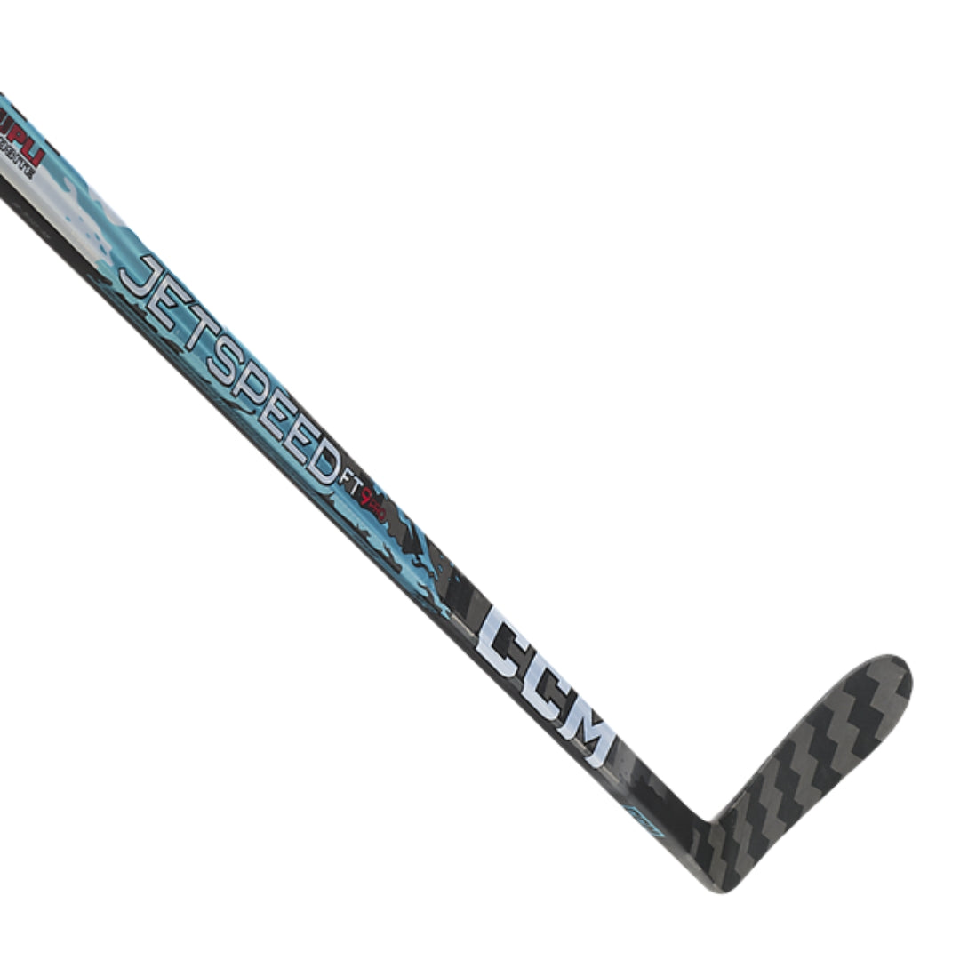 CCM JetSpeed FT9 Pro SR on huipputason senior jääkiekkomaila pelaajalle, joka haluaa nopean laukaisun, tarkan kiekonkäsittelyn ja kevyen komposiittimailan kilpailulliseen jääkiekkoon.
