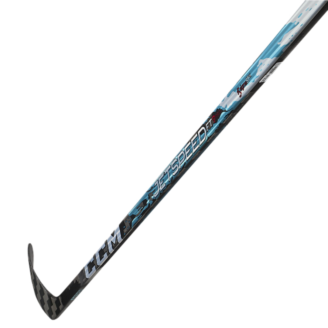 CCM JetSpeed FT9 Pro SR on huipputason senior jääkiekkomaila pelaajalle, joka haluaa nopean laukaisun, tarkan kiekonkäsittelyn ja kevyen komposiittimailan kilpailulliseen jääkiekkoon.