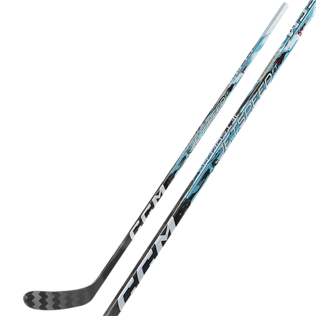 CCM JetSpeed FT9 Pro SR on huipputason senior jääkiekkomaila pelaajalle, joka haluaa nopean laukaisun, tarkan kiekonkäsittelyn ja kevyen komposiittimailan kilpailulliseen jääkiekkoon.
