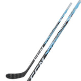 CCM JETSPEED FT9 PRO Youth on jääkiekkomaila nuorille pelaajille, jotka ovat löytämässä omaa nopeuttaan ja rakentamassa itseluottamusta.