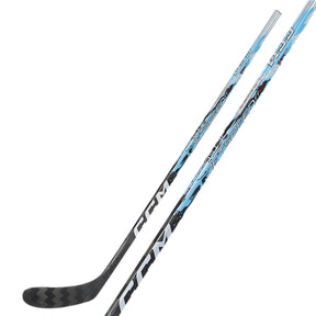 CCM JETSPEED FT9 PRO Youth on jääkiekkomaila nuorille pelaajille, jotka ovat löytämässä omaa nopeuttaan ja rakentamassa itseluottamusta.